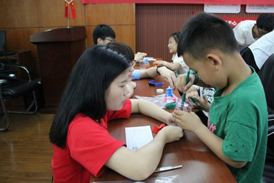 志愿者指导孩子们_副本